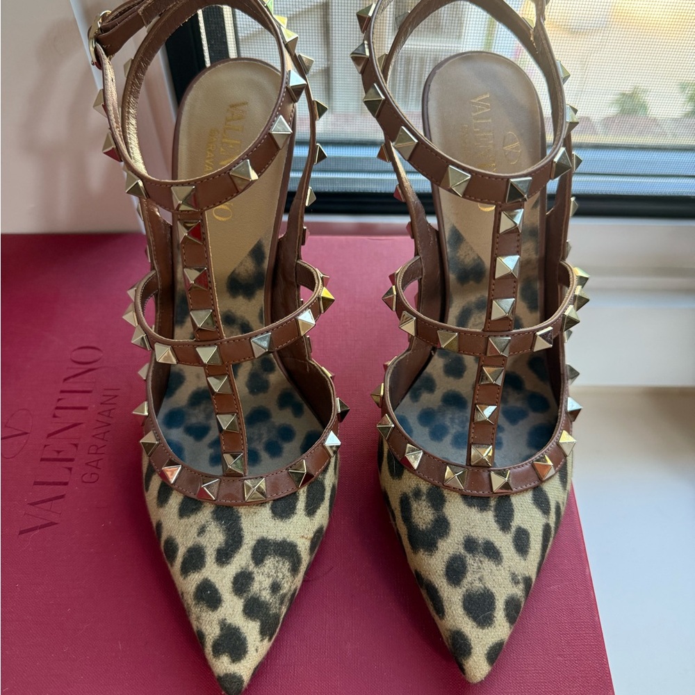 NWTIB Valentino Leopard Print RockStud Heels